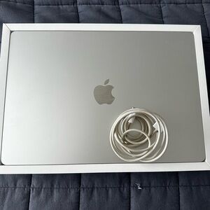 Apple MacBook Air 15" - Silver Aluminum M3 2024